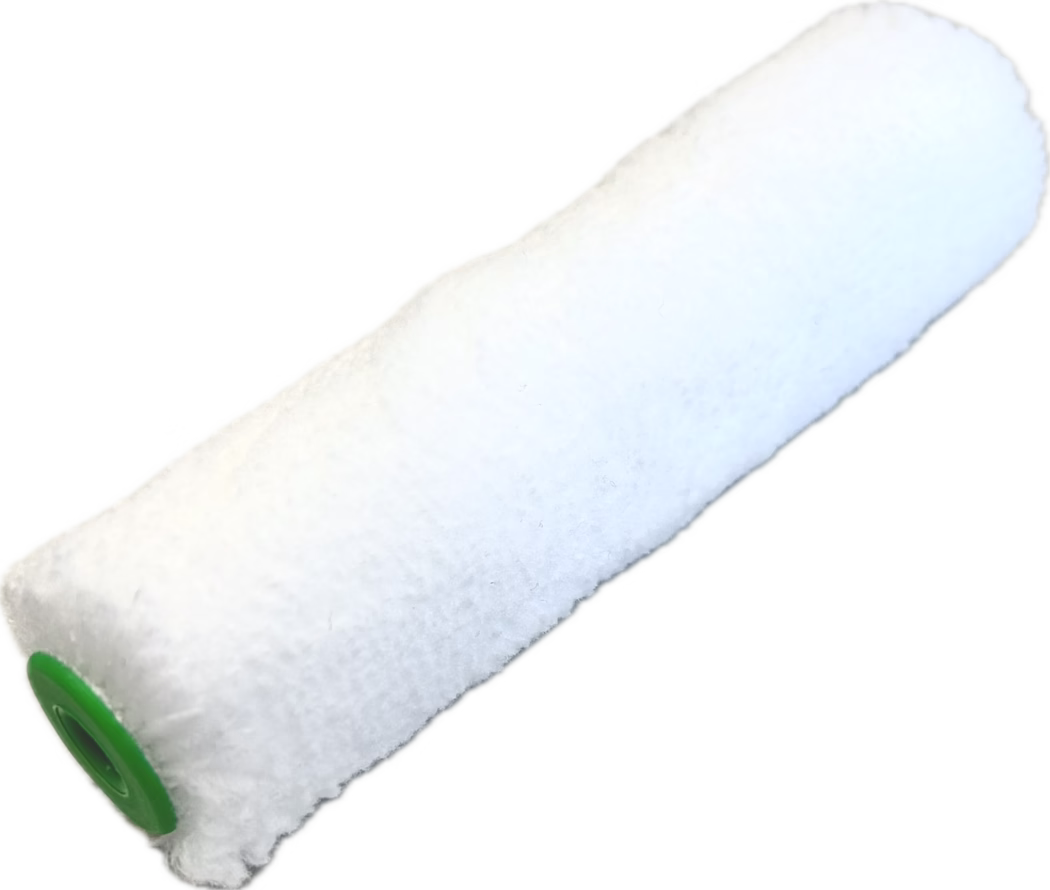 Gros plan d'une housse de rouleau à peinture blanche et duveteuse avec embout en plastique vert, sur fond blanc ; la texture du velours est bien visible.