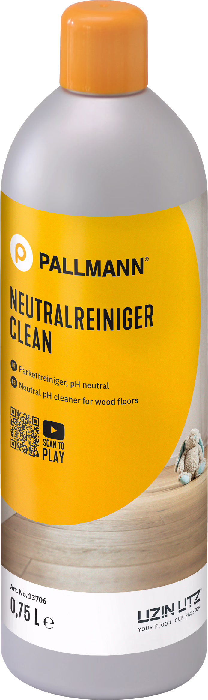 PALLMANN_dummy_CLEAN_0,75l_msl_2021-12 Une grande bouteille en plastique gris avec un bouchon orange et une étiquette orange vif indiquant 'PALLMANN NEUTRALREINIGER CLEAN'. Nettoyant pH neutre pour sols en bois ; l'étiquette indique 0,75 L, un code QR et la marque UZIN UTZ. Une petite peluche est représentée sur un plancher en bois sur la partie inférieure de l'étiquette.
