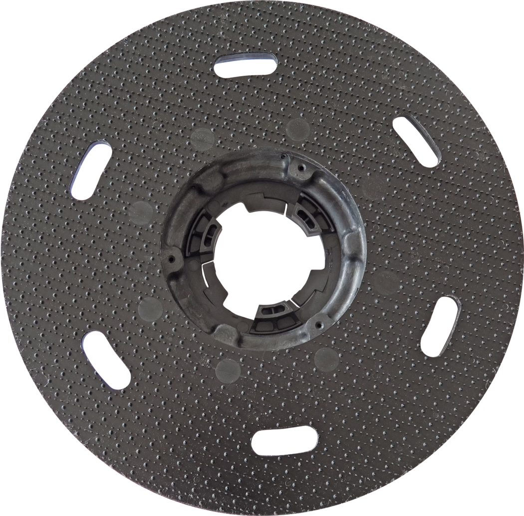 PALLMANN_dummy_PALLMANN SPIDER pad disc with coupling_msl_2017-02 Plaque d'appui circulaire en plastique noir à surface texturée par de petits reliefs et moyeu de verrouillage central ; plusieurs ouvertures ovales allongées sont réparties régulièrement près du bord ; une ouverture centrale ronde comporte des éléments de retenue moulés pour la fixation sur un outil ; destinée à recevoir des disques de ponçage ou de polissage ; la surface présente des petits points surélevés uniformes pour améliorer l'adhérence ; de légères traces d'usure sont visibles ; photographiée sur fond blanc.