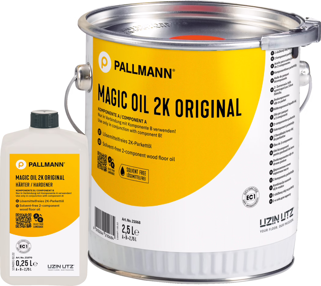 Gros plan sur une boîte métallique à étiquette jaune PALLMANN Magic Oil 2K Original pour parquet (2,5 L) avec une petite bouteille blanche de durcisseur (0,25 L) à côté ; l'étiquette montre le logo de la marque, le nom du produit, des instructions d'utilisation et une icône «sans solvant» ; poignée métallique et couvercle scellé visibles ; photo produit sur fond blanc.