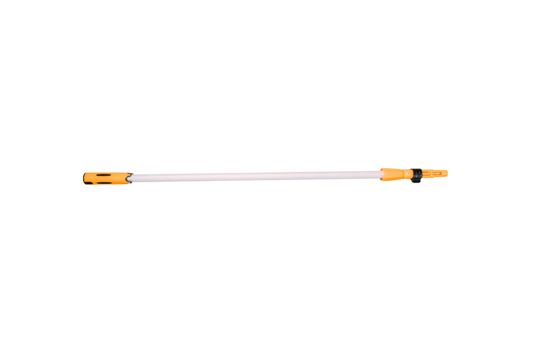 PALLMANN_dummy_telescopic handle_kammerer_2025-08 Une longue perche télescopique blanche avec des raccords en plastique orange vif à chaque extrémité et une pince de verrouillage noire près d'une extrémité, présentée horizontalement sur un fond blanc. La tige légère en aluminium ou en matériau composite possède une zone de préhension légèrement texturée à une extrémité et un raccord universel à l'opposé pour balais, serpillières, rouleaux de peinture ou autres outils ; le connecteur orange renferme le mécanisme à bouton-poussoir ou à clip pour fixer les accessoires. Il s'agit d'une photo produit nette mettant en valeur la forme, le contraste des couleurs et les détails fonctionnels de la perche.