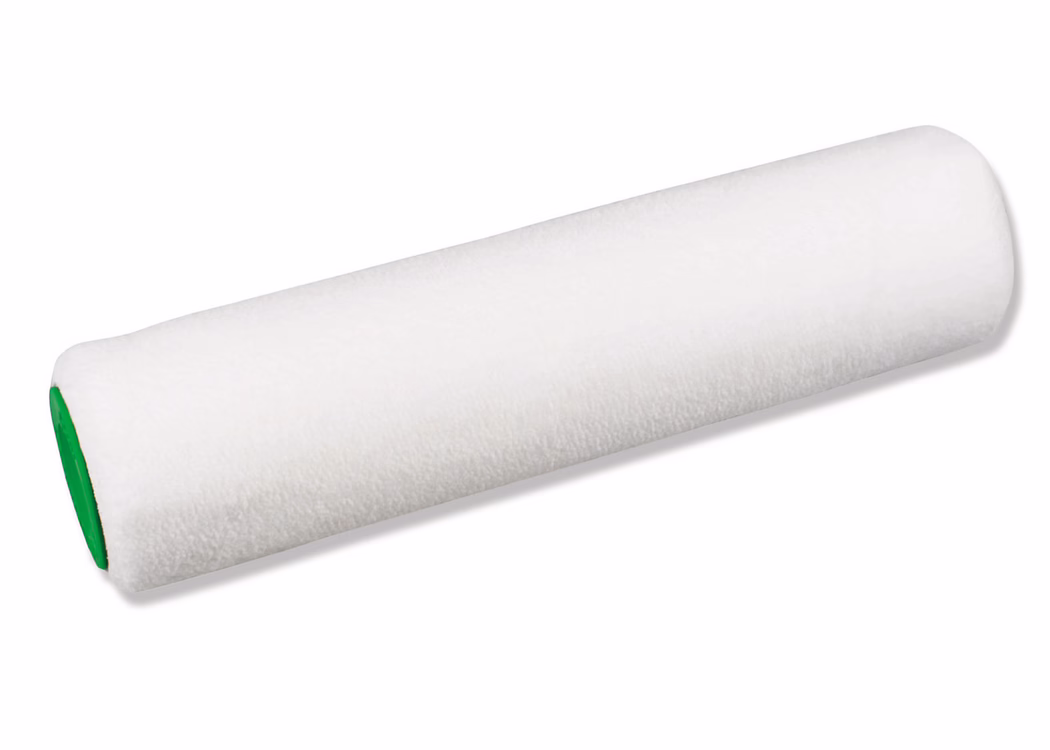 PALLMANN_dummy_SPECIAL APPLICATION ROLLER_2020-06 Gros plan d'une housse de rouleau à peinture cylindrique blanche avec une étoffe synthétique dense et lisse et embouts en plastique verts, présenté sur fond blanc. Le rouleau est sans peluches et convient à l'application de peintures à base d'eau sur des surfaces lisses à légèrement texturées. État neuf et propre.